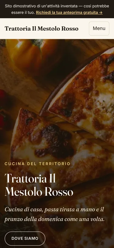 Il sito d’esempio della Trattoria Il Mestolo Rosso, un’attività inventata, visto su un telefono